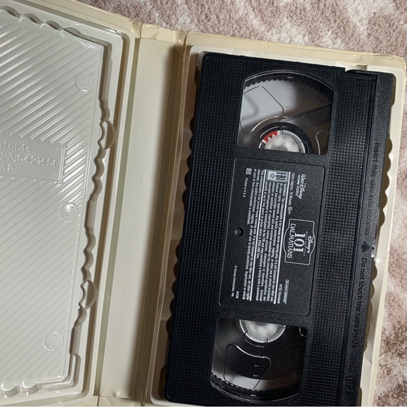 Disney 101 Dalmatians vhs - Picture 2 of 2